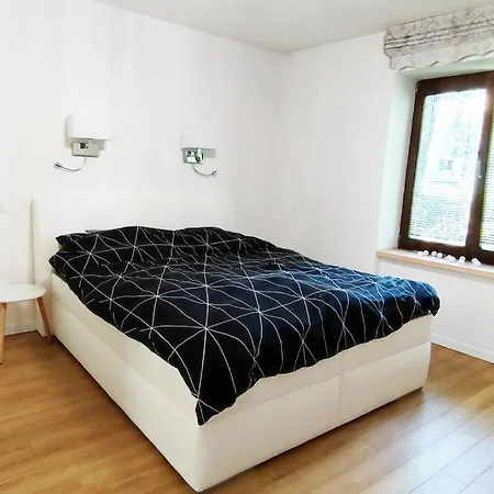 Stylish 2 Bedroom In Centre, Free Parking *